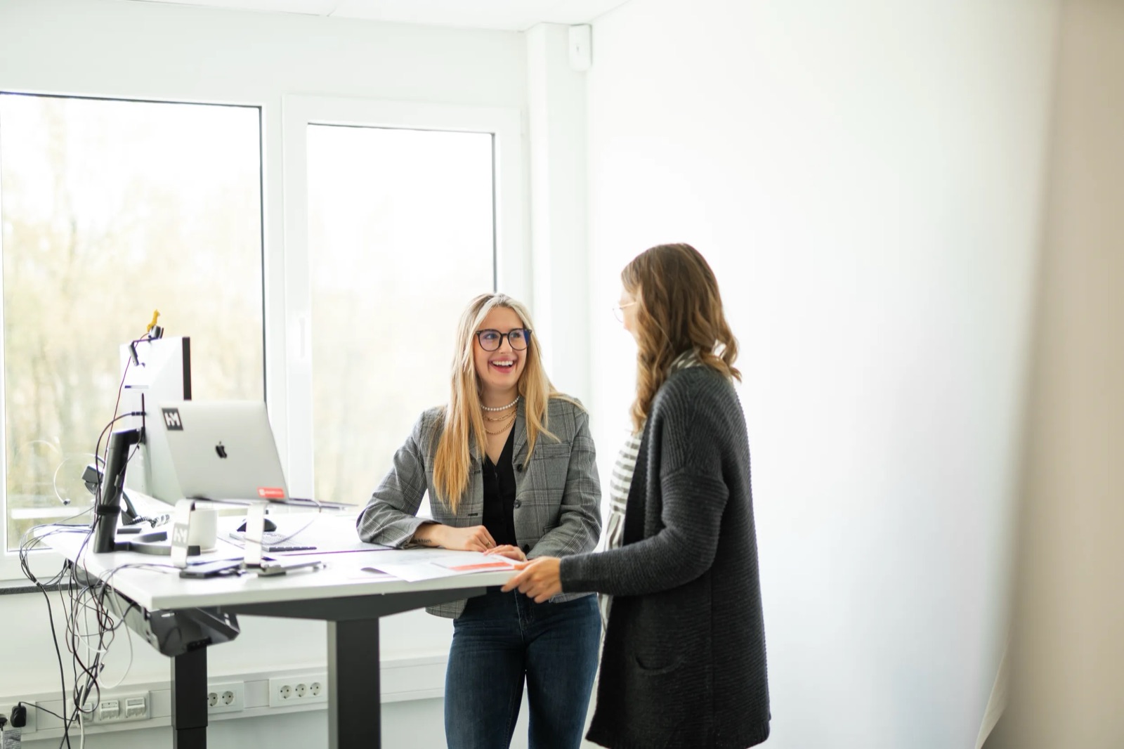 Kolleginnen bei der Abstimmung im Büro von Heskamp Medien